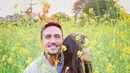 Hamish Daud dan Raisa Andriana berpose di antara bunga-bunga perkebunan Mustard di India. (Instagram/hamishdw)