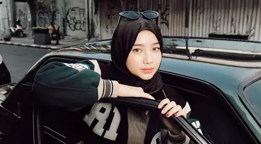 Ansellma Putri selalu curi perhatian saat mengenakan hijab hitam saat hangout. Ansel saat bergaya di dekat mobil ini kian membuatnya terlihat kece. Selebgram hits Bandung ini terlihat cantik memesona dengan hijab hitam. Banyak warganet memuji kecantikan Ansel di foto tersebut. (Liputan6.com/IG/@ansellmaputri)