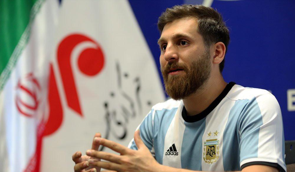Riza Perestes, warga asal Iran, yang memiliki kemiripan wajah seperti bintang Barcelona, Lionel Messi. (MEHR Newsagency/Mohammad Khodabakhsh). 