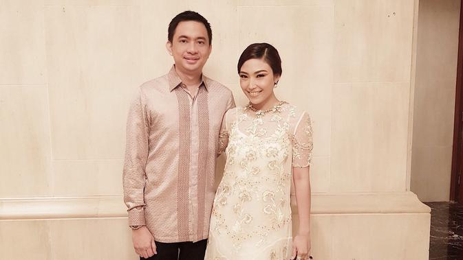 Saat ini Ayu Dewi dan sang suami, Regi Datau menjadi pusat perhatian publik. Lantaran pasangan ini kerap tampl lucu di video Q & A yang mereka buat. (Foto: instagram.com/mrsayudewi)