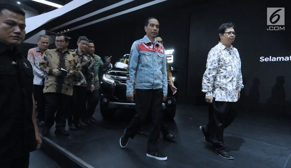 Presiden RI, Joko Widodo bersama Menteri Perindustrian Airlangga Hartarto meninjau salah stand mobil yang dipamerkan pada Indonesia International Motor Show 2018 di JIExpo, Jakarta, Kamis (19/4). (Liputan6.com/Helmi Fithriansyah)