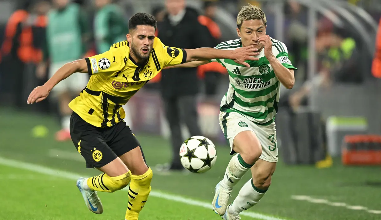 Dua menit berselang, Celtic mencetak gol balasan. Aksi Daizen Maeda (kanan) menyambut sepak pojok berhasil menjebol gawang Dortmund. (INA FASSBENDER/AFP)