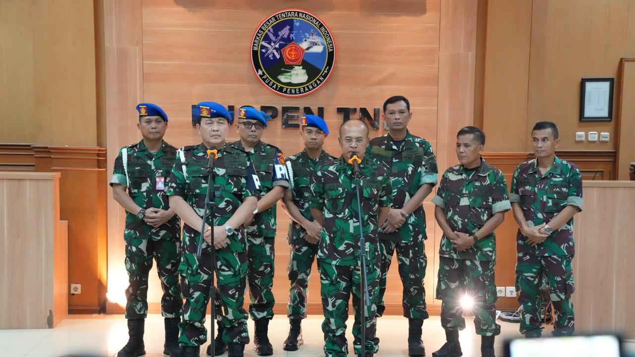 Kapuspen TNI Laksda TNI Julius Widjojono menjelaskan soal pesawat SAM Air yang hilang kontak di Papua Pegunungan. (dok TNI)