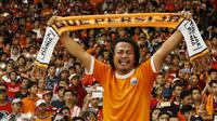 Seorang Jakmania menangis saat merayakan kemenangan Persija Jakarta atas Bali United pada final Piala Presiden di SUGBK, Jakarta, Sabtu (17/2/2018). Persija menang 3-0 atas Bali United. (Bola.com/M Iqbal Ichsan)
