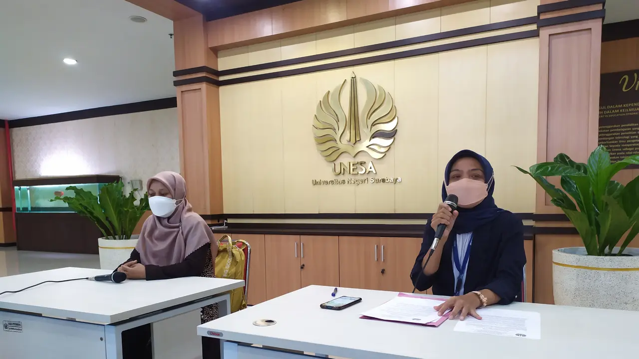 Tim Humas Unesa memberikan keterangan terkait dugaan kekerasan seksual dosen terhadap mahasiswi. (Dian Kurniawan/Liputan6.com)