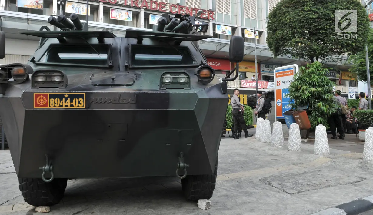 Panser Anoa terparkir di pusat perbelanjaan kawasan Glodok, Jakarta, Kamis (27/6/2019). TNI dan Polri mengamankan sejumlah pusat perbelanjaan di Jakarta guna mengantisipasi hal yang tidak diinginkan saat pembacaan putusan sidang sengketa Pilpres 2019. (merdeka.com/Iqbal Nugroho)