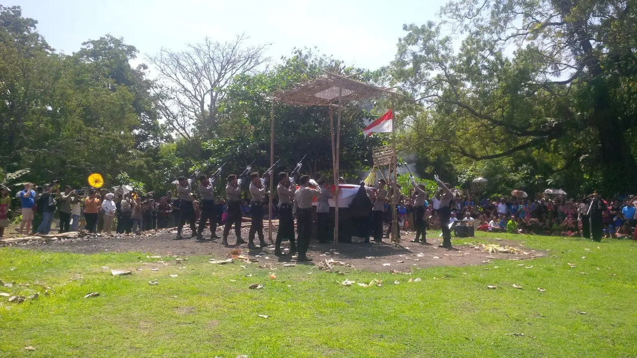 prosesi ngaben Aipda Wayan Sudarsa 