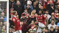 Pemain Manchester United, Tyrell Malacia (kanan), berusaha mengganggu pergerakan pemain Aston Villa, Ollie Watkins, dalam pertandingan pekan ke-34 Liga Inggris 2022/2023 yang berlangsung di Old Trafford, Minggu (30/4/2023). (AFP/Oli Scarff)