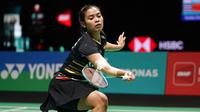 Di awal set pertama Gregoria bermain buruk, sehingga langsung tertinggal jauh 3-11. Meski coba meladeni permainan Chen Yu Fei, Gregoria sering melakukan kesalahan sendiri dan game ini pun berakhir 21-13. (AP Photo/Kien Huo)