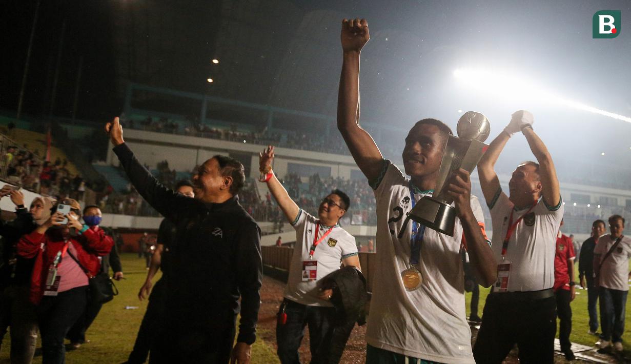 Kapten Timnas Indonesia U-16, M Iqbal Gwijangge bersama Menpora, Zainudin Amali dan Ketua Umum PSSI, Mochamad Iriawan mengelilingi stadion sambil membawa trofi juara untuk diperlihatkan kepada para suporter dari dekat. (Bola.com/Bagaskara Lazuardi)