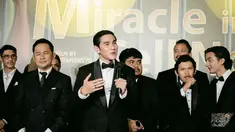 Merupakan salah satu film yang dinantikan, tak heran jika film Miracle In Cell No. 7 berhasil memikat hati penonton bahkan tembus 1 juta lebih penonton dalam waktu 4 hari. Menguras air mati dan mengundang gelak tawa, film yang dibintangi oleh sederet artis senior hingga artis cilik Graciella Abigail ini cocok ditonton bersama keluarga. (Liputan6.com/IG/@vinogbastian__)