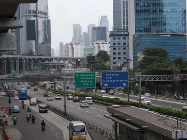 Pengendara melintasi ruas jalan Gatot Subroto dan Jalan Tol Dalam Kota, Jakarta, Kamis (26/3/2020). Sejak pemerintah melakukan himbauan melakukan seluruh aktivitas dari dalam rumah akibat merebaknya virus corona Covid-19, ruas-ruas jalan Ibu Kota terlihat lengang. (Liputan6.com/Helmi Fithriansyah)