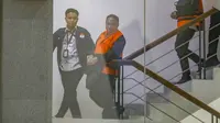 Rektor Universitas Jenderal Soedirman (Unsoed) Akhmad Sodiq berjalan menuju mobil tahanan seusai menjalani pemeriksaan di Gedung Merah Putih KPK, Jakarta, Sabtu, 22 Agustus 2026. KLY/ Arie Basuki)