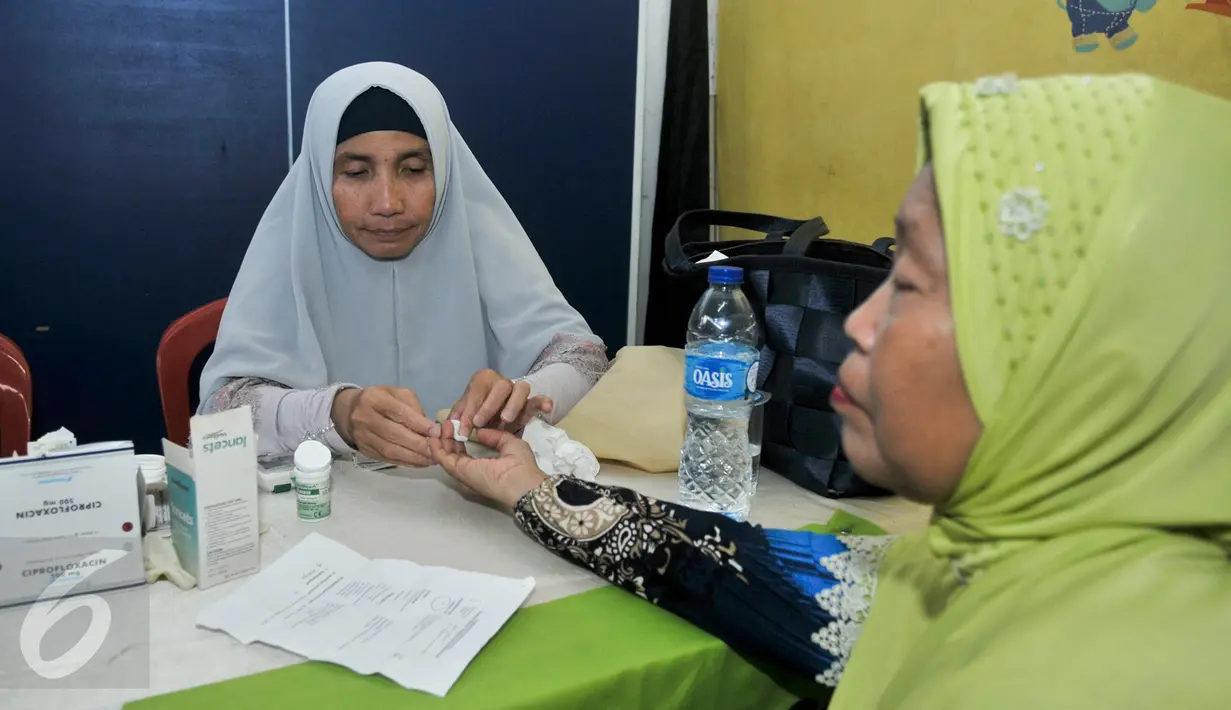Warga memeriksa kesehatan saat bakti sosial yang diadakan pasangan Anies Baswedan - Sandiaga Uno di Petojo, Jakarta Pusat, Jumat  (17/3). Dalam kegiatan tersebut, Ibunda Sandiaga Uno, Mien Uno ikut berkampanye bersama anaknya. (Liputan6.com/Yoppy Renato)