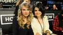 Dalam sebuah video di Instagram, Taylor Swift merekam aktivitas kedua kucingnya. Namun bisa terlihat, foto dirinya dengan Selena pun terpajang dengan rapih. (HANDOUT / GETTY IMAGES NORTH AMERICA / AFP)