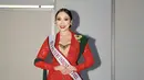 5th RU Puteri Indonesia 2023, Patricia Bella Oline mengenakan kebaya brokat warna merah dipadukan selendang hijau dengan kain batik. [Instagram/patriciabella]