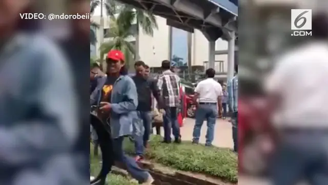 VIDEO: Dikira Taksi Online, Mobil Ini Digulingkan Massa