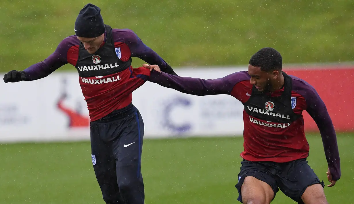 Pemain Inggris, Jamie Vardy, dijaga Joseph Gomez saat latihan di St George Park, Staffordshire, Selasa (7/11/2017). Latihan ini persiapan jelang laga persahabatan melawan Jerman dan Brasil. (AFP/Paul Ellis)