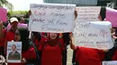 Puluhan mantan karyawan 7-Eleven berdemo menuntut pesangon saat melakukan aksi di Jakarta, Rabu (22/2). Jumlah pesangon yang harus dibayar sebesar Rp 17,5 miliar untuk sekitar 276 orang. (Liputan6.com/Angga Yuniar)