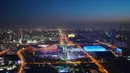 National Aquatics Center yang dikenal sebagai Ice Cube (kanan) venue untuk curling pada Olimpiade Musim Dingin 2022 dan National Stadium yang dikenal sebagai Bird's Nest (kiri) terlihat di Beijing, 3 Januari 2022. Olimpiade Musim Dingin 2022 akan dibuka pada 4 Februari mendatang. (GREG BAKER/AFP)