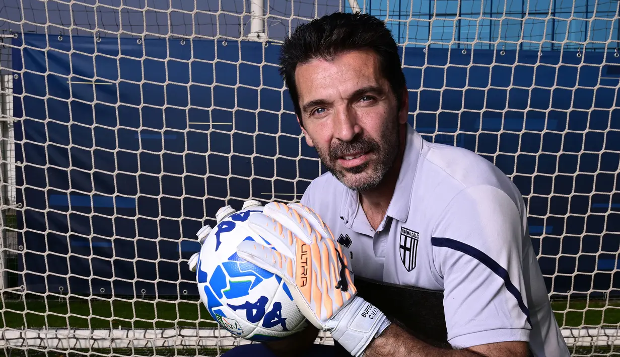 Kiper Parma, Gianluigi Buffon berpose setelah sesi wawancara di Collecchio Sports Center, Parma, 27 Oktober 2022. (AFP/Miguel Medina)