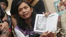 Keluaga korban menunjukkan catatan khusus anak saat audiensi di Kantor LPAI, Jakarta, (16/7).Kak Seto memintta Kemenkes untuk memberikan sanksi berat terhadap oknum RS yang menggunakan vaksin palsu. (Liputan6.com/Immanuel Antonius)