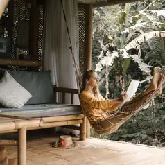 Slow living bukan berarti berhenti beraktivitas, tetapi memberi ruang untuk menikmati waktu, menentukan prioritas, dan menjalani keseharian dengan lebih mindful. (Foto/Dok: Pexels)