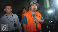 Tersangka kasus suap panitera PN Jakarta Utara Samsul Hidayatullah meninggalkan gedung KPK Jakarta,Rabu (29/6). Kakak Saipul Jamil ini ditangkap dalam operasi tangkap tangan KPK saat menyuap panitera pengganti PN Jakarta Utara. (Liputan6.com/Helmi Afandi)