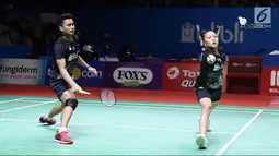 Pebulu tangkis ganda campuran Indonesia, Tontowi Ahmad/Winny Oktavina Kandow saat melawan Satwiksairaj Rankireddy/Ashwini Ponnappa (India) di di Babak 32 besar Indonesia Open 2019 di Istora Senayan, Jakarta, Rabu (17/7/2019). Tontowi/Winny unggul 21-13, 21-11. (Liputan6.com/Helmi Fitrhiansyah)