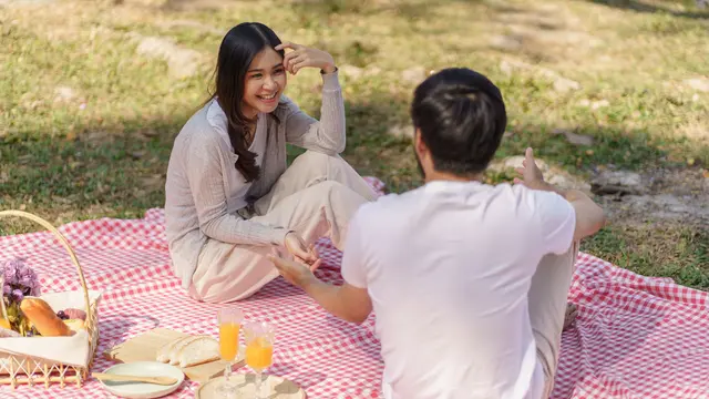 perempuan dan pasangan piknik bersama