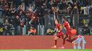 Pemain AS Roma, Edoardo Bove (kiri) melakukan selebrasi bersama Tammy Abraham setelah mencetak gol ke gawang Juventus pada laga leg pertama semifinal Liga Europa 2022/2023 di Olympic Stadium, Roma, Jumat (12/05/2023) WIB. Pertandingan dimenangkan oleh AS Roma dengan skor 1-0. (AFP/Alberto Pizzoli)