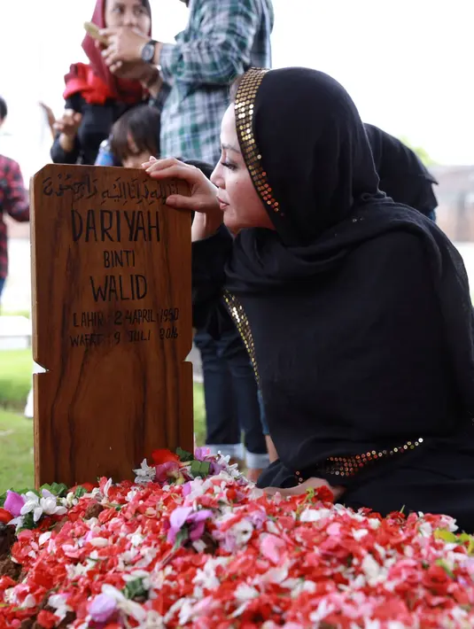 Seperti diketahui, Kristina telah menikah dengan seorang anggota DPR. Namun pernikahan keduanya gagal dan belum dikaruniai buah hati. (Galih W. Satria/Bintang.com)