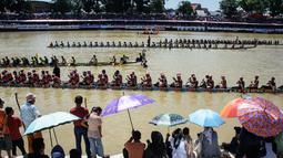 Pacu Jalur merupakan lomba dayung tradisional khas daerah Kuantan Singingi (Kuansing) yang hingga sekarang masih ada dan berkembang serta menjadi tren di Provinsi Riau. (Wahyudi/AFP)