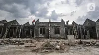 Aktivitas pekerja saat menyelesaikan pembangunan rumah subsidi di Klapanunggal, Kabupaten Bogor, Jawa Barat, Rabu (16/6/2021). Bantuan pembiayaan perumahan tahun anggaran 2021 terdiri dari empat program. (merdeka.com/Iqbal S. Nugroho)
