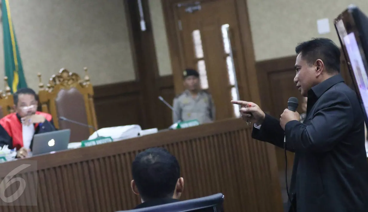 Ahli toksikologi forensik Nursamran Subandi menyampaikan keterangan dalam sidang kasus Mirna Salihin, PN Jakarta Pusat, (3/8). Nursamran menyatakan salah satu efek apabila terkena sianida, bagian tubuh akan gatal-gatal.(Liputan6.com/Immanuel Antonius)