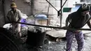 Dua pekerja mengangkut kerang hijau yang baru direbus di kawasan Muara Angke, Jakarta, Rabu (23/1). Nelayan kini hanya bisa mampu mengumpulkan 20 kilogram kerang per hari, dari yang sebelumnya 80 kilogram kerang per hari. (Merdeka.com/Iqbal S. Nugroho)