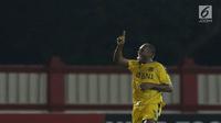 Pemain depan Bhayangkara FC, Herman Dzumafo Epandi merayakan golnya ke gawang Madura United pada lanjutan Go-Jek Liga 1 Indonesia 2018 bersama Bukalapak di Stadion PTIK, Jakarta, Kamis (7/6). Bhayangkara FC unggul 1-0. (Liputan6.com/Helmi Fithriansyah)