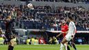 Pemain Real Madrid, Jude Bellingham (kanan) mencetak gol ke gawang Osasuna pada laga lanjutan Liga Spanyol 2024/2025 di Santiago Bernabeu, Madrid, Spanyol, Sabtu (09/11/2024) WIB. (AFP/Oscar Del Pozo)