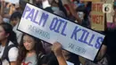 Spanduk bertuliskan 'Palm Oil Kills' serta 'Save Workers' dan 'Save Earth' ditunjukkan saat aktivis lingkungan hidup dari berbagai LSM berjalan kaki menuju Taman Aspirasi di Istana Merdeka, Jakarta, Jumat (29/11/2019). (merdeka.com/Imam Buhori)