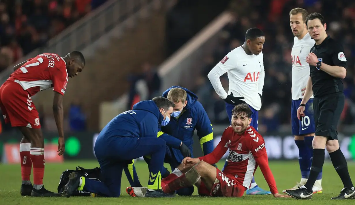 Pemain Middlesbrough Matt Crooks menerima perawatan medis saat melawan Tottenham Hotspur pada pertandingan putaran kelima Piala FA di Stadion Riverside, Middlesbrough, Inggris, 1 Maret 2022. Tottenham Hotspur kalah 1-0 dan tersingkir dari Piala FA. (Lindsey Parnaby/AFP)