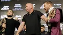 Petarung MMA Conor McGregor dan Khabib Nurmagomedov jelang pertarungannya di New York, AS (20/9). Pertarungan McGregor dan Khabib Nurmagomedov akan digelar pada 6 Oktober 2018. (AP Photo/Seth Wenig)