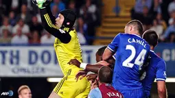Aksi penyelamatan gemilang Peter Cech dalam pertandinag Liga Inggris antara Chelsea melawan Asron Villa di Stadion Stamford Bridge, London Rabi 21 Agustus 2013. (AFP/Carl Court)