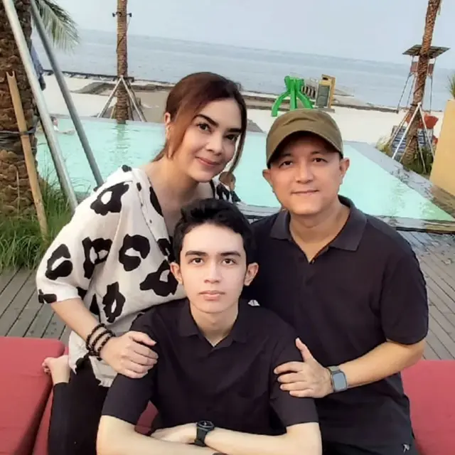 6 Potret Kiano Ghifari Anak Nova Soraya, Ikuti Jejak Ayah Jadi Pemusik