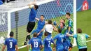 Aksi Gianluigi Buffon memanjat mistar gawang usai menang atas Spanyol pada babak 16 besar Piala Eropa 2016 di Stade de France, Saint-Denis, Paris,(27/6/2016).  (REUTERS/Charles Platiau) 