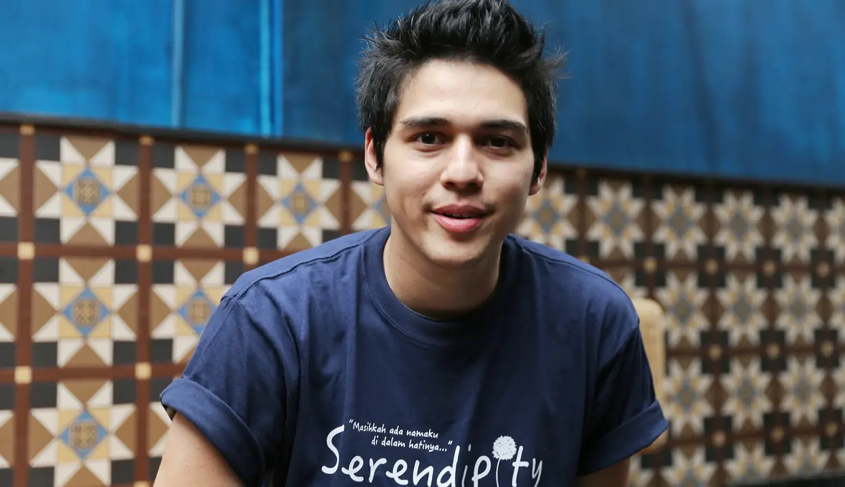Aktor 24 tahun itu mengaku bukan lantaran berbeda, tapi karena pemeran Gibran dalam film Serendipity itu gampang dijadikan bahan cemoohan teman-temannya. (Nurwahyunan/Bintang.com)