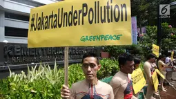 Aksi teatrikal aktivis Greenpeace di Kemenkes, Jakarta, Kamis (28/9). Mereka ingin menyampaikan bahwa pemerintah, khususnya Kemenkes, harus memerhatikan masalah polusi udara yang menjadi ancaman kesehatan masyarakat. (Liputan6.com/Immanuel Antonius)