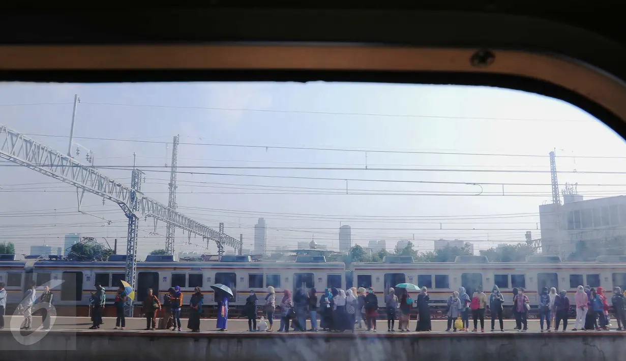 Penumpang tengah menunggu untuk menaiki Kereta Commuter Line di Manggarai, Jakarta, Rabu (9/8). Akibat pemberlakuan sistem pelat nomor ganjil-genap kendaraan yang dilakukan oleh pomprov DKI Jakarta, penumpang KRL meningkat. (Liputan6.com/Angga Yuniar)
