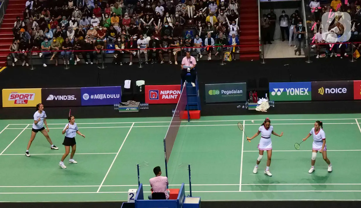Hesti Purwadinata/Erika Carlina (kanan) melawan Raisa/Anya Geraldine (kiri) pada pertandingan ganda putri acara Vindes Sport bertajuk Tepok Bulu 2022 di Mahaka Square, Jakarta, Minggu (3/7/2022). Hesti Purwadinata/Erika Carlina mengalahkan Raisa/Anya Geraldine dua set langsung dengan skor 22-20 dan 21-15. (Liputan6.com/Herman Zakharia)