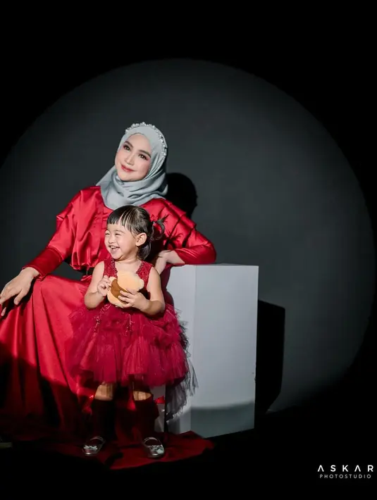 Penampilan elegan Ria Ricis dan Moana kenakan dress warna merah merona saat jalani pemotretan. [@riaricis1795]