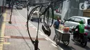 Instalasi kabel yang semrawut terlihat di Jalan Kyai Maja, Kebayoran Baru, Jakarta Selatan, Rabu (11/11/2020). Kurangnya penataan menjadi penyebab instalasi kabel di Ibu Kota kian semrawut sehingga mengganggu kenyamanan serta keselamatan warga. (Liputan6.com/Immanuel Antonius)